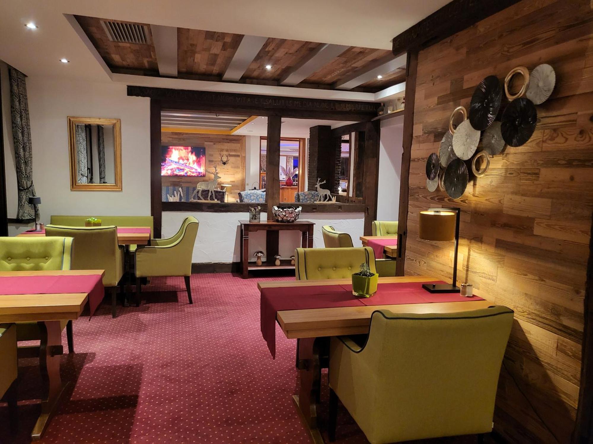 Berghotel Habbel Und Die Welt Kann Warten Коббенроде Экстерьер фото